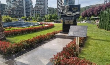 İstanbulda Bəxtiyar Vahabzadənin barelyefi açılıb