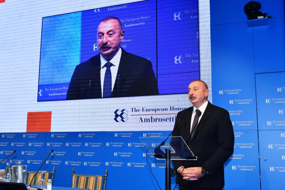 İlham Əliyev Çernobbio şəhərində forumda iştirak edib