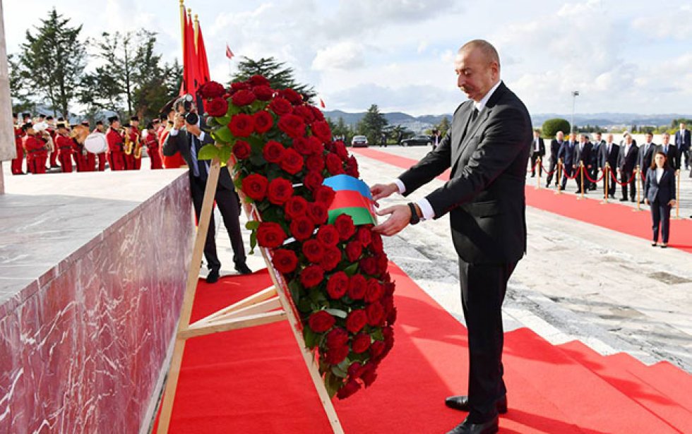 İlham Əliyev “Mother Albaniya” abidəsini ziyarət edib FOTO
