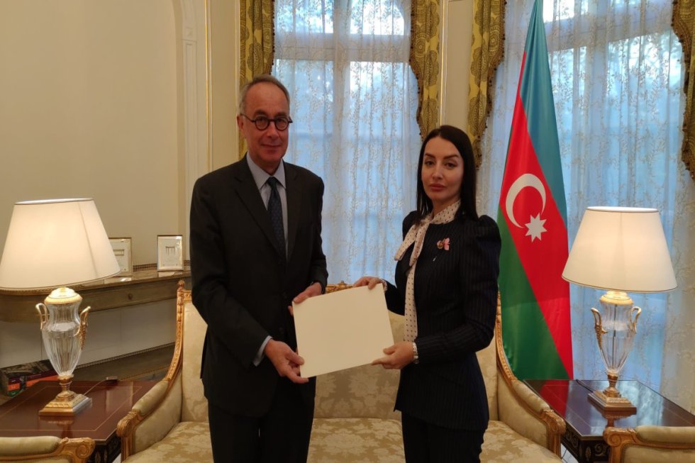 Leyla Abdullayeva etimadnaməsinin surətini təqdim edib