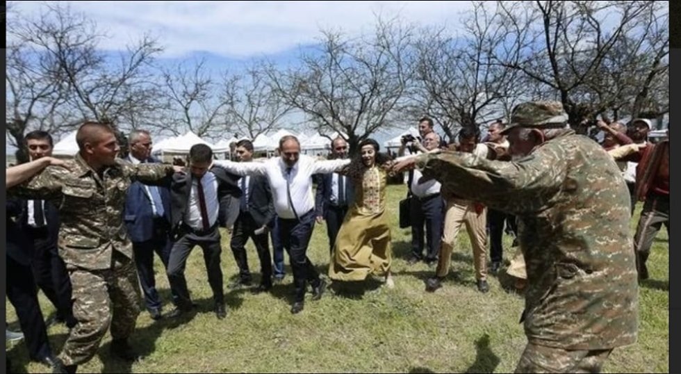 "Ara, Paşinyan demokratdır”