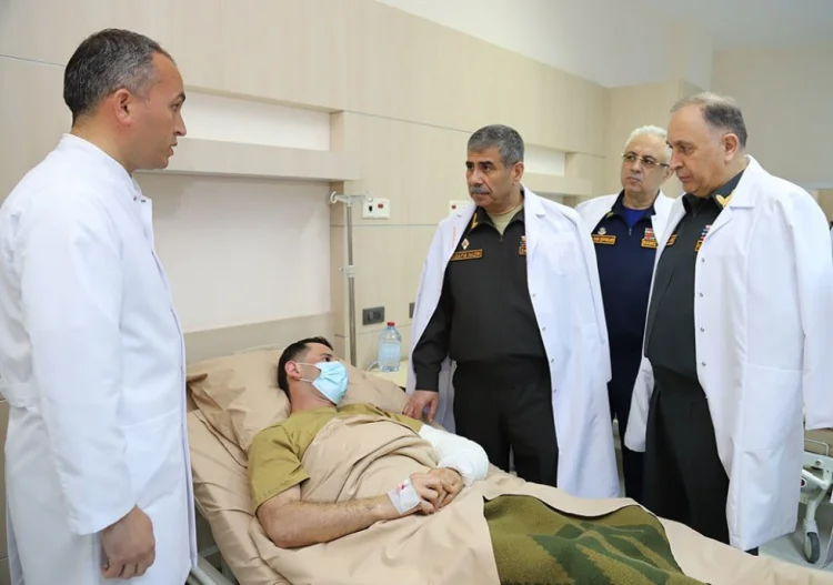 Müdafiə naziri hərbi hospitalı ziyarət edib