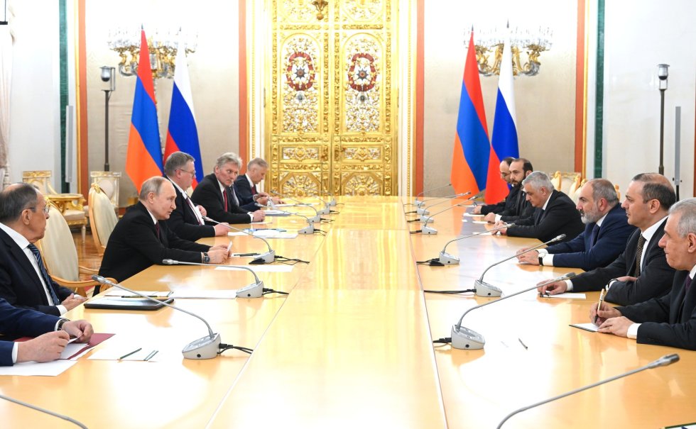 Vladimir Putin Nikol Paşinyanla görüşüb