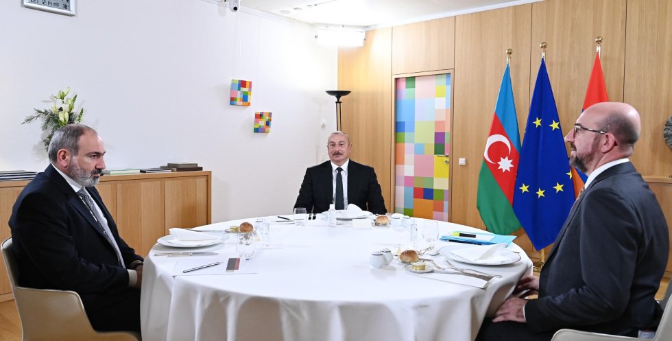 Bakı susmağı bacarır...